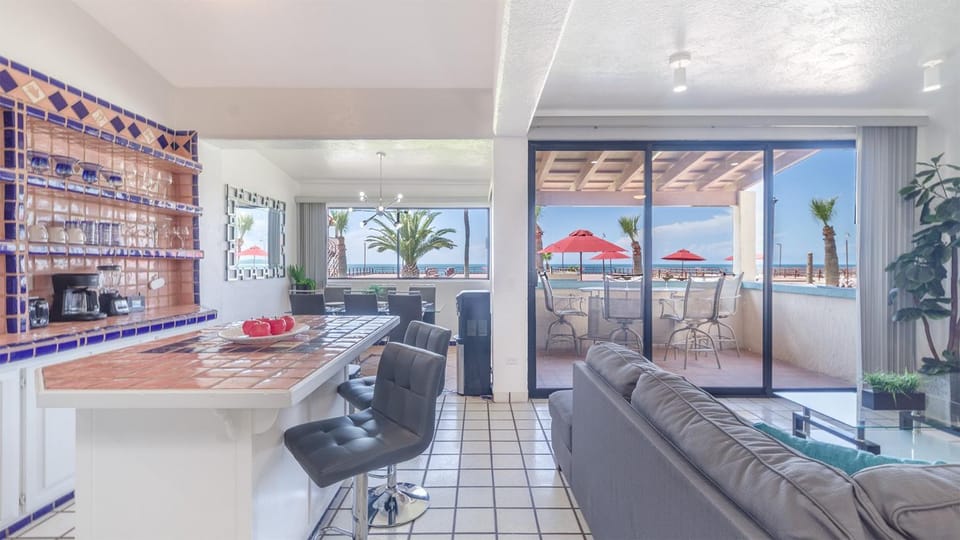 Kitchen or kitchenette, Living room, Seating area, minibar, kitchen