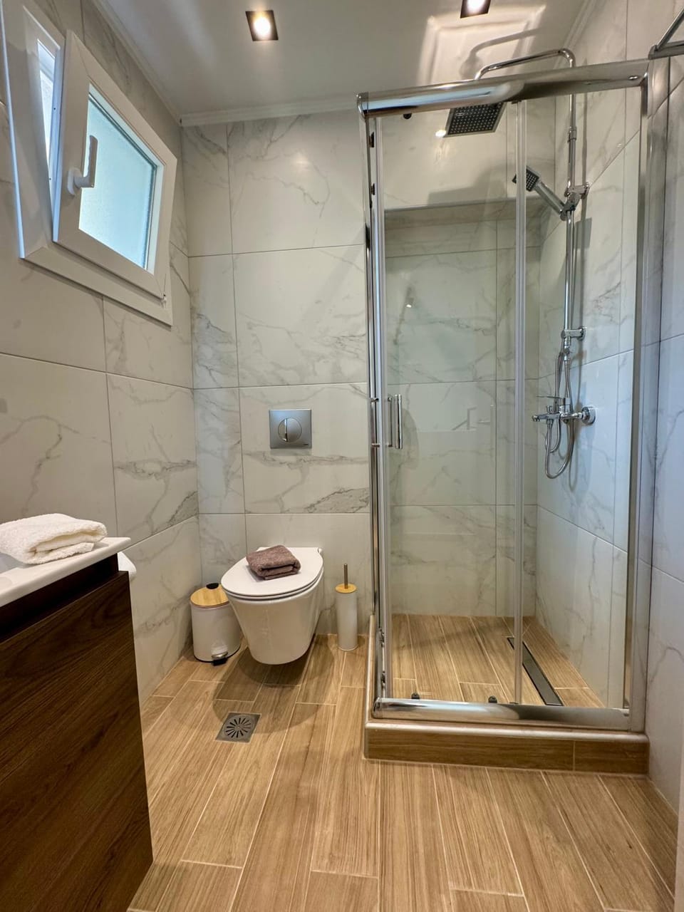 Shower, Toilet, Bathroom, towels