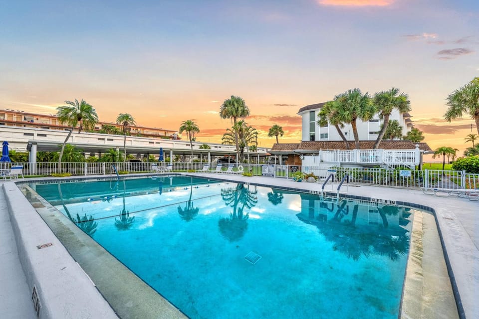 Lido Harbour South - Beachfront Condo with Heated Pool & Sunset Views House in Lido Key