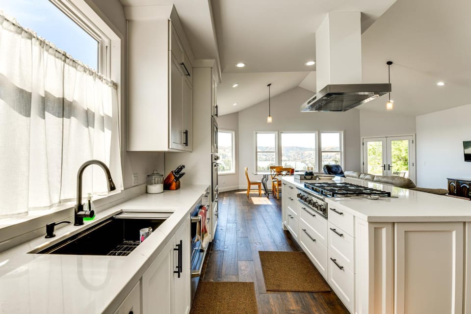 1 Mi to Downtown Benicia Scenic Cliffside Escape House in Benicia