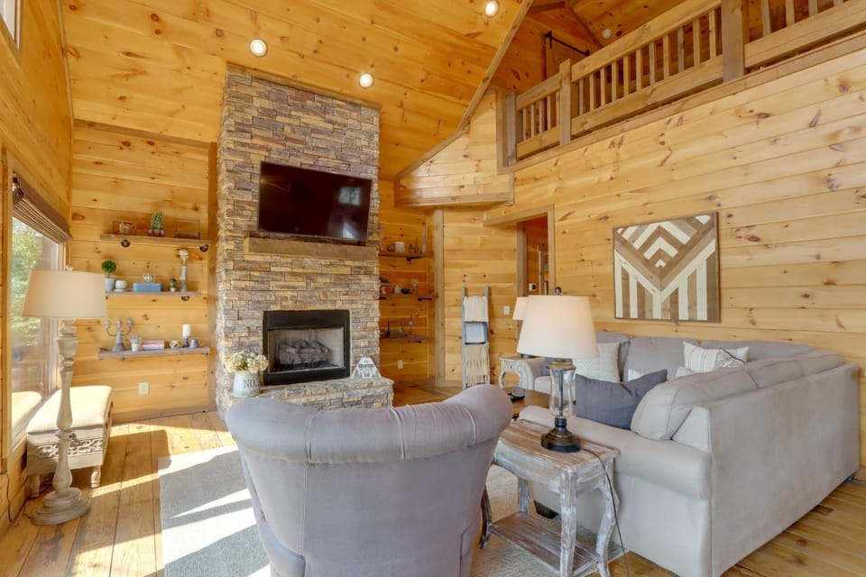 Family Oasis w/ Game Room & 2 Decks in Blue Ridge! House in Georgia