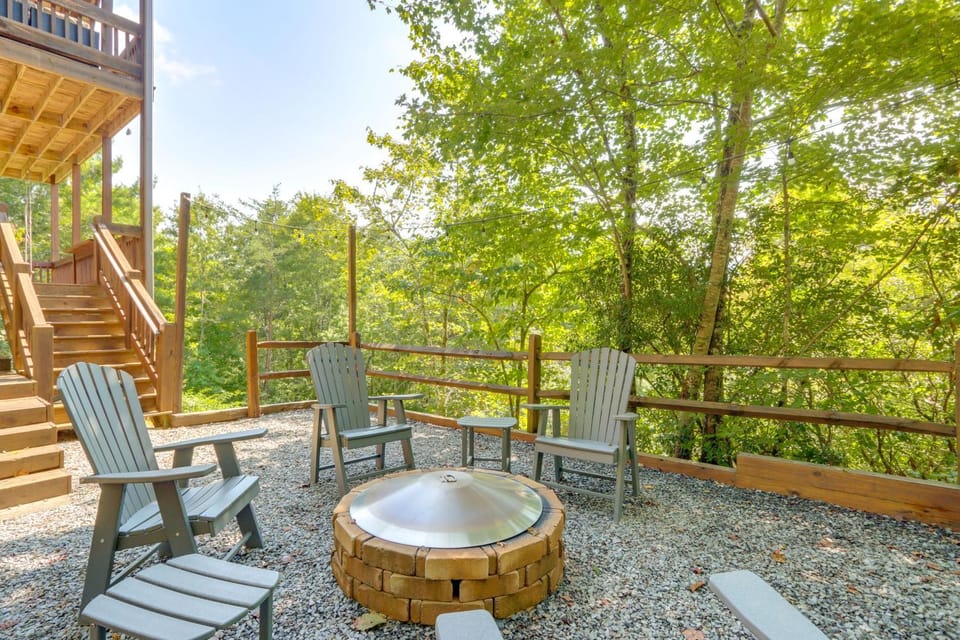 Family Oasis w/ Game Room & 2 Decks in Blue Ridge! House in Georgia