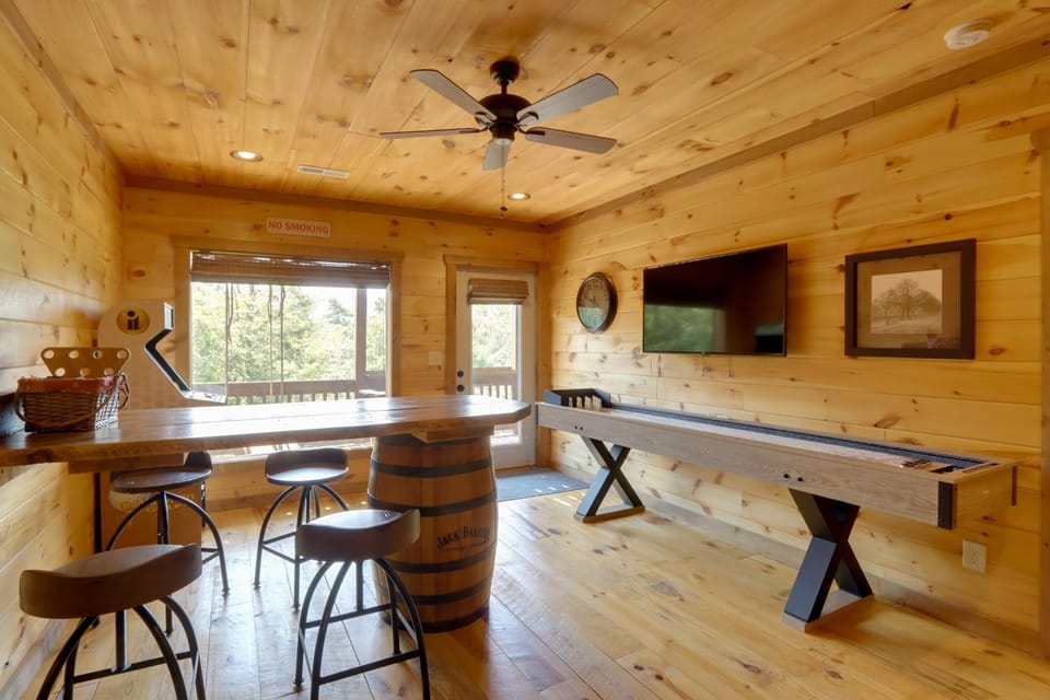Family Oasis w/ Game Room & 2 Decks in Blue Ridge! House in Georgia