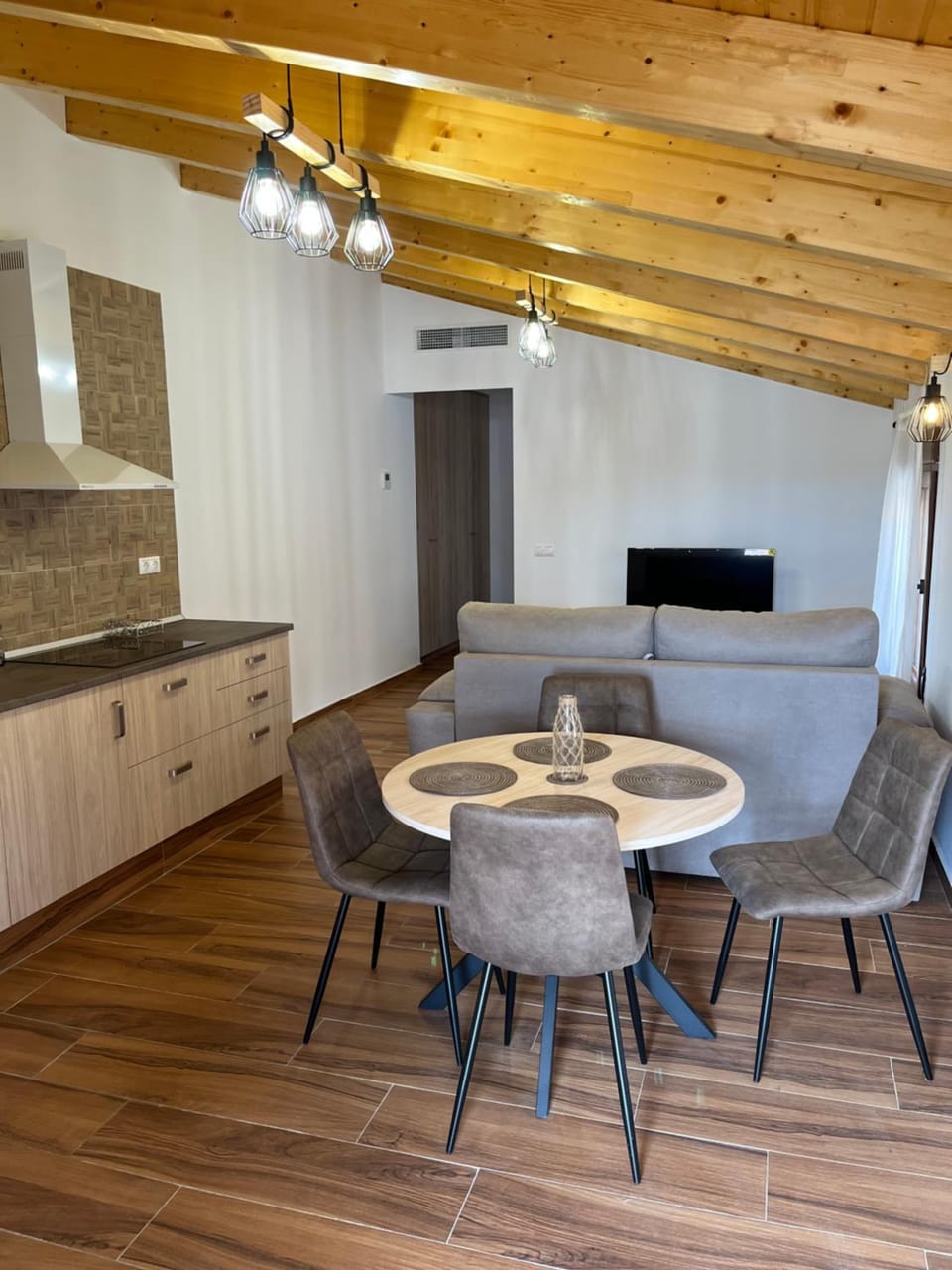 Kitchen or kitchenette, Dining area