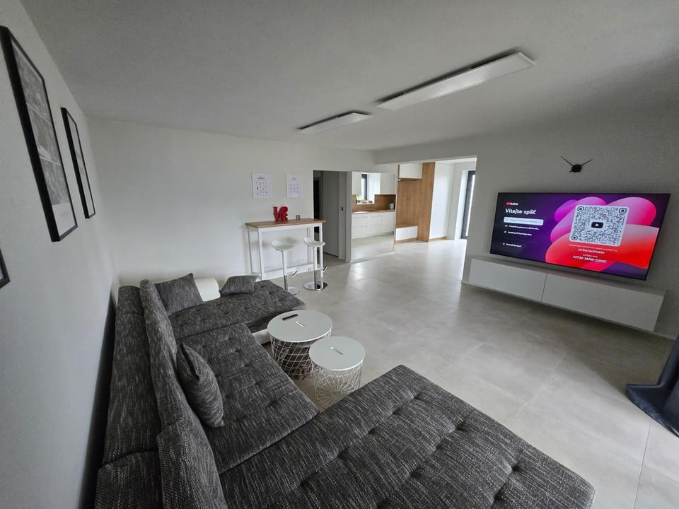 Communal lounge/ TV room, TV and multimedia, Living room, Photo of the whole room, Seating area, Evening entertainment