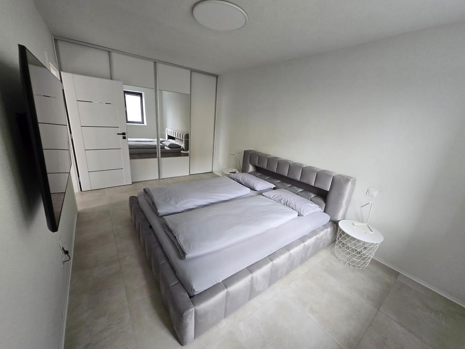 TV and multimedia, Photo of the whole room, Bedroom, wardrobe