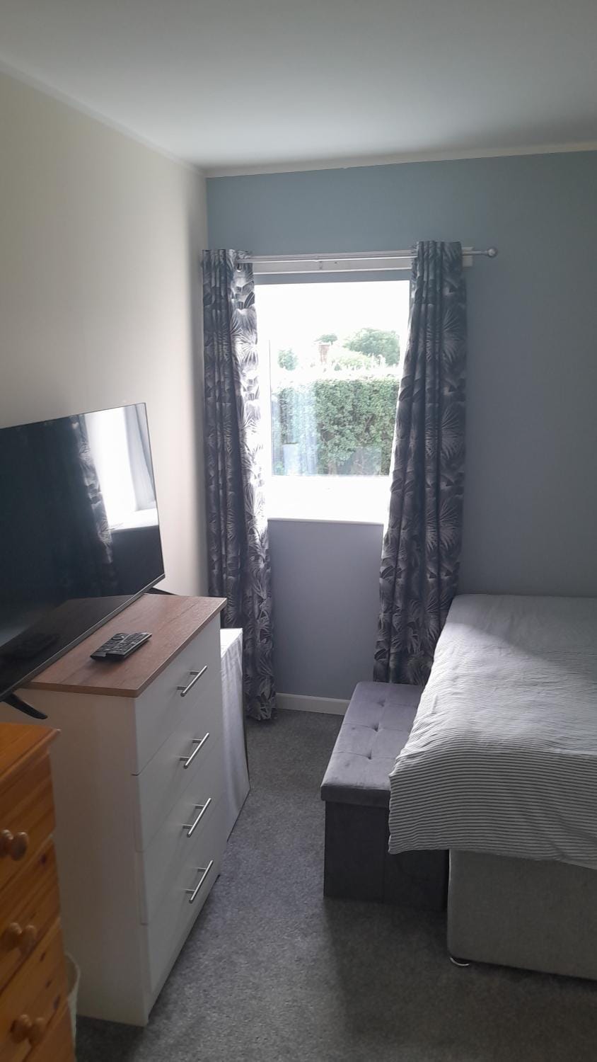 Bed, TV and multimedia, Bedroom