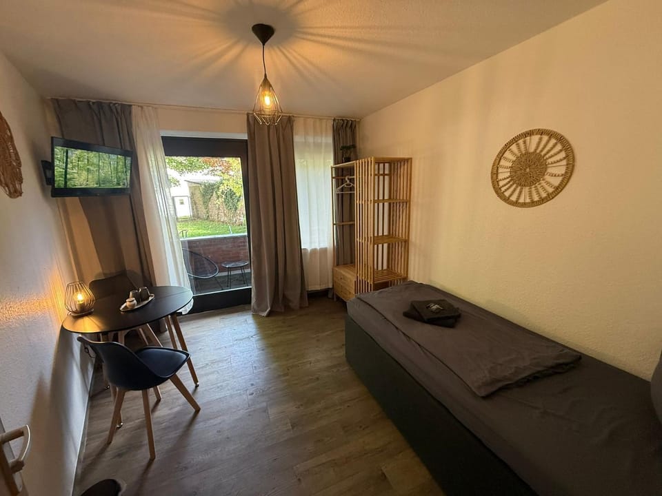 Bed, TV and multimedia, Living room, Photo of the whole room, Seating area, Bedroom