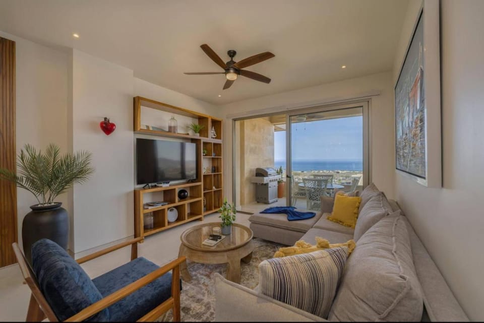 Arch Views, 2 Pools, Gym, Stylish, 2BD, Sleeps 6 Apartment in Baja California Sur