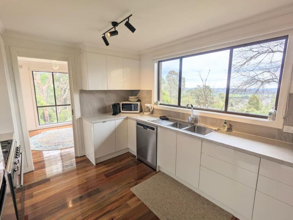 Hill top views, near wineries, sanctuary, main st House in Healesville