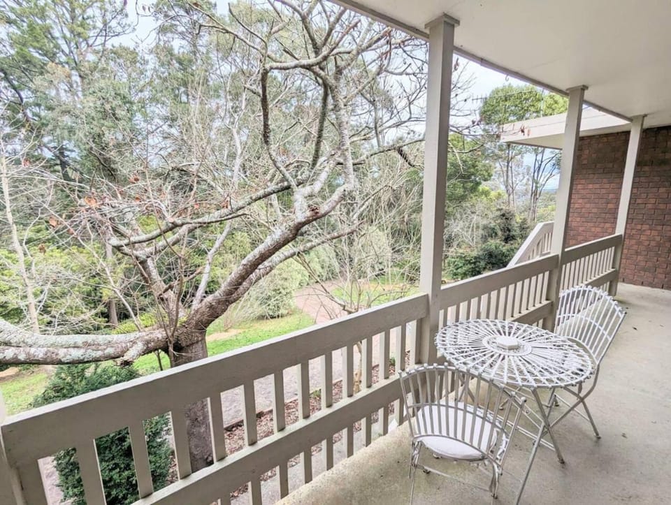 Hill top views, near wineries, sanctuary, main st House in Healesville