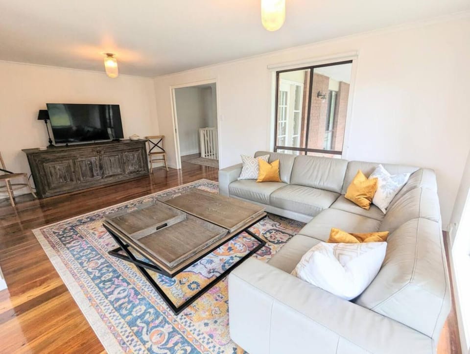 Hill top views, near wineries, sanctuary, main st House in Healesville