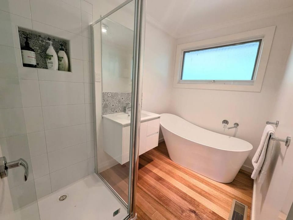 Kookaburra Cottage- views, wineries, sanctuary, House in Healesville