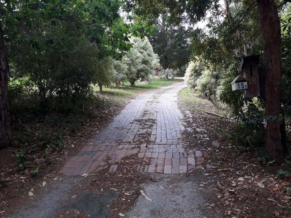 Sandys Pottery Cottage- pet friendly, wineries, Country House in Healesville