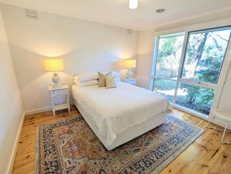 Sandys Retreat, wineries, sanctuary, pets, main st House in Healesville