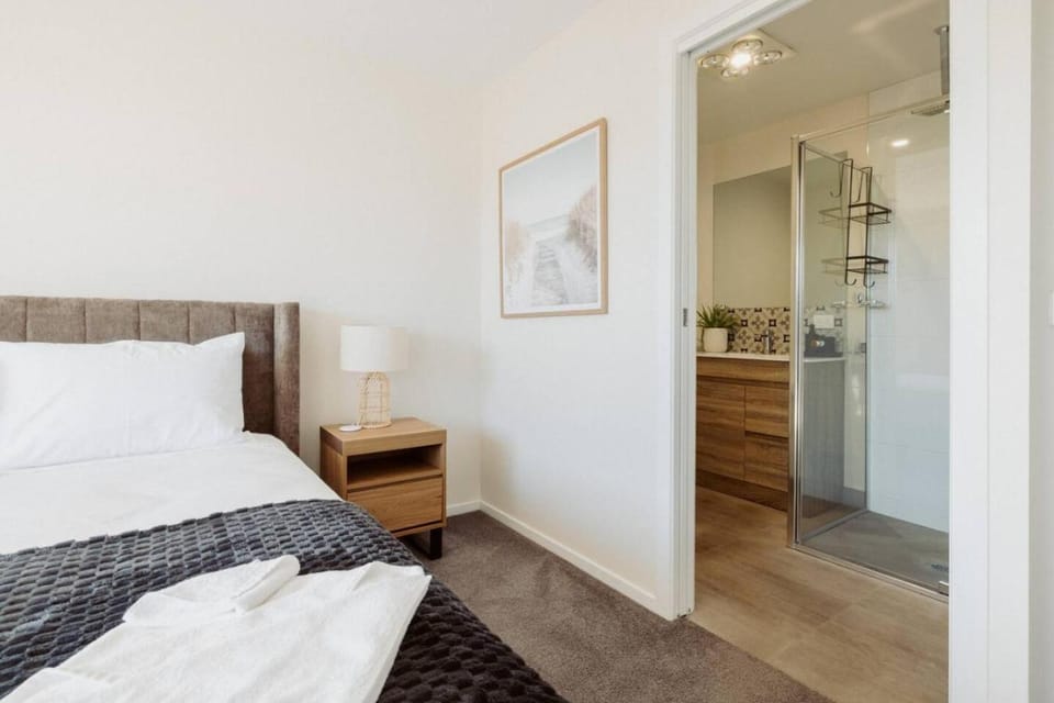 Bed, Bathroom, Bedroom, towels