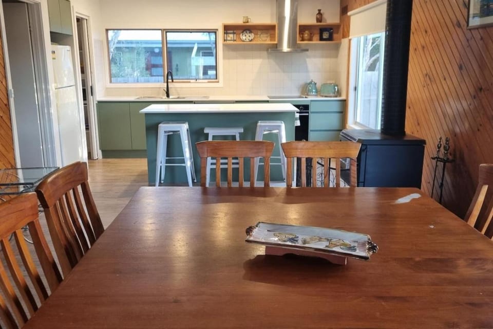 Beach Shack near Grand Prix track. Dog friendly. House in Victoria