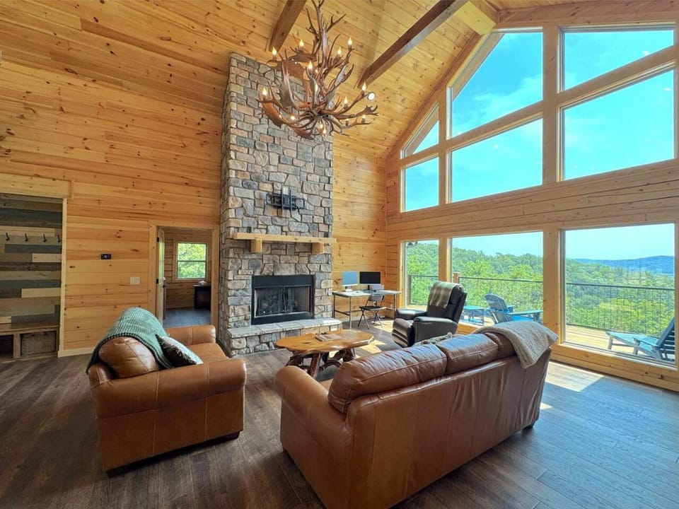 Stunning Lake Views · 3BR Cabin · Eureka Springs Cabin in Beaver Lake