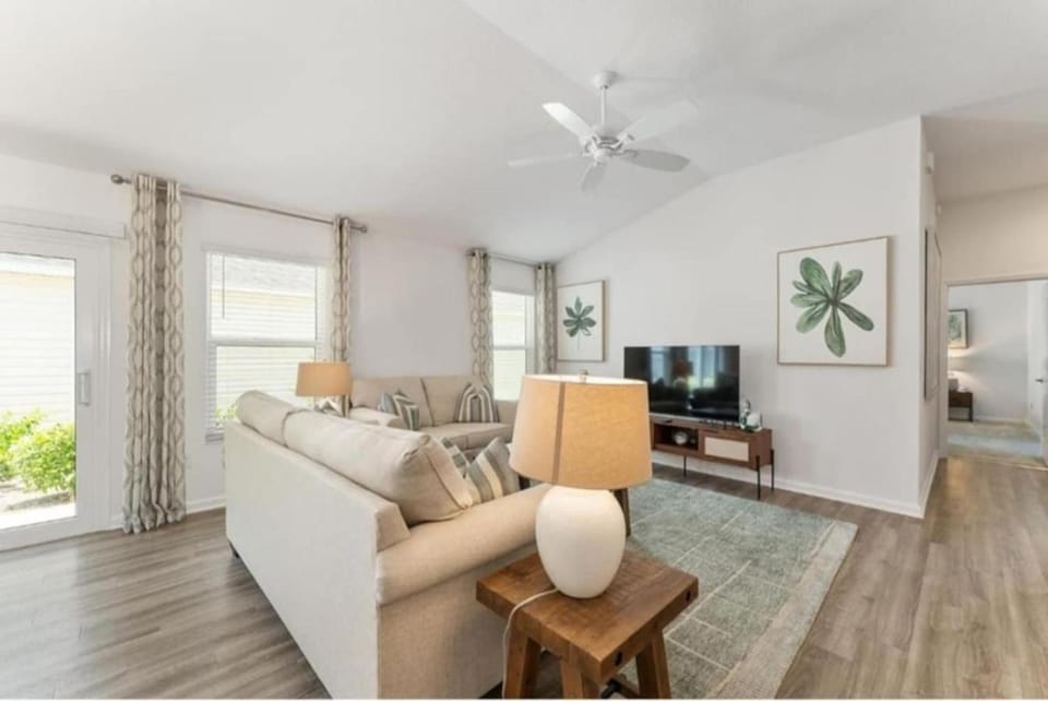 Large 3 bedroom with Pool and Golfcart House in Leesburg