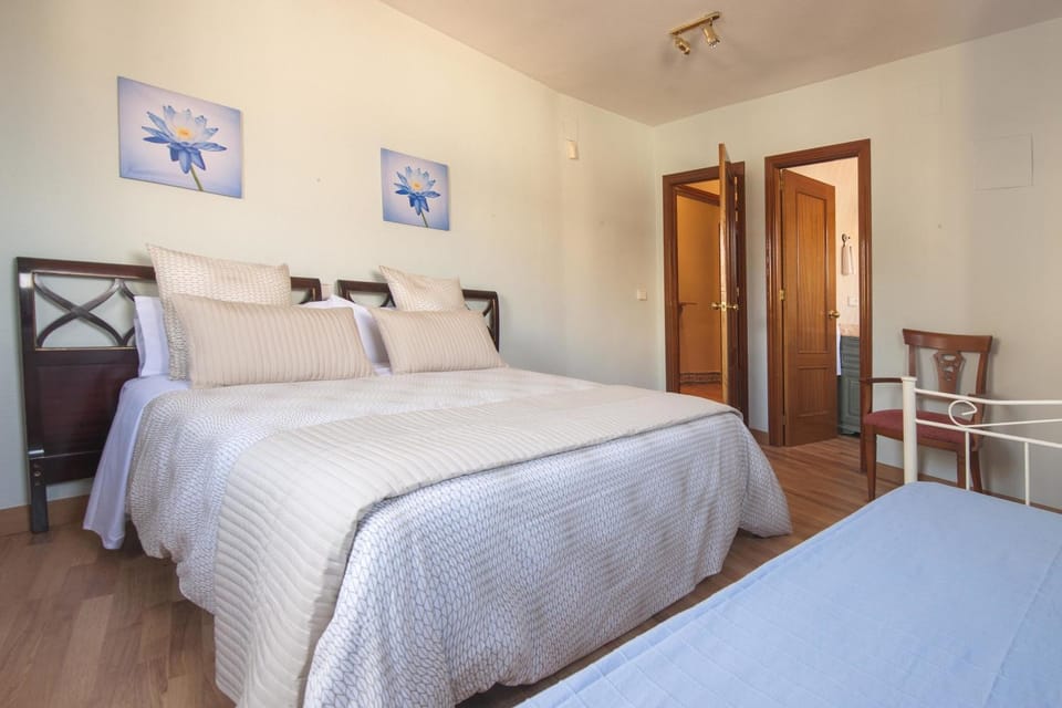 Staff, People, Photo of the whole room, Decorative detail, Bedroom, Family