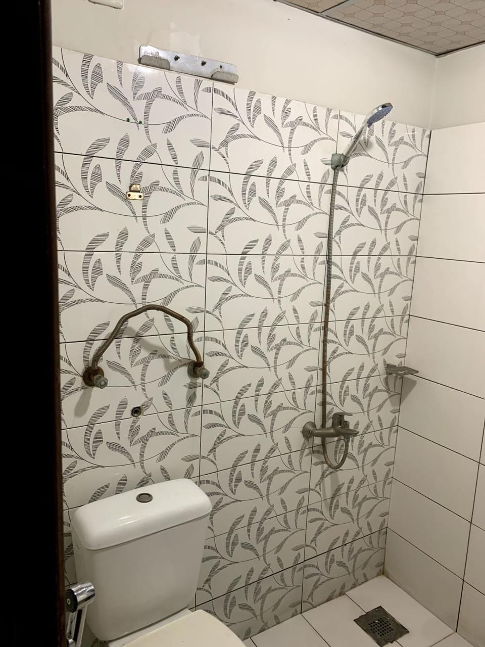 Shower, Toilet, Property building, Restaurant/places to eat, Bathroom, Swimming pool, Breakfast