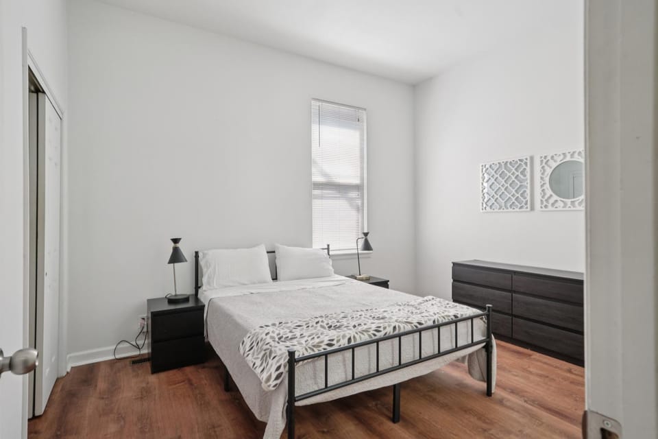 Charming Soulard Retreat with Historic Character near Baseball Stadium apts Apartment in Saint Louis