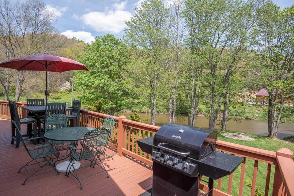 River Haven on the New River - Hot Tub & Ultimate Outdoor Space! Sleeps 6! House in Watauga