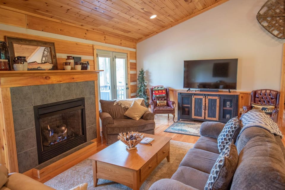 Mnt Views, Fire Pit, Hot Tub, Fishing Pond, Sleeps 6 House in Watauga