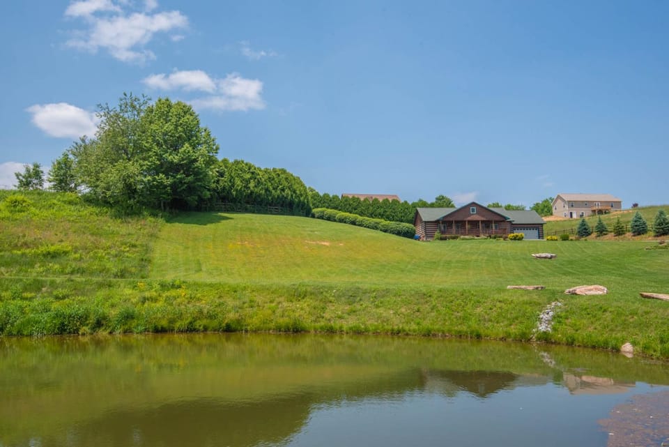 Mnt Views, Fire Pit, Hot Tub, Fishing Pond, Sleeps 6 House in Watauga