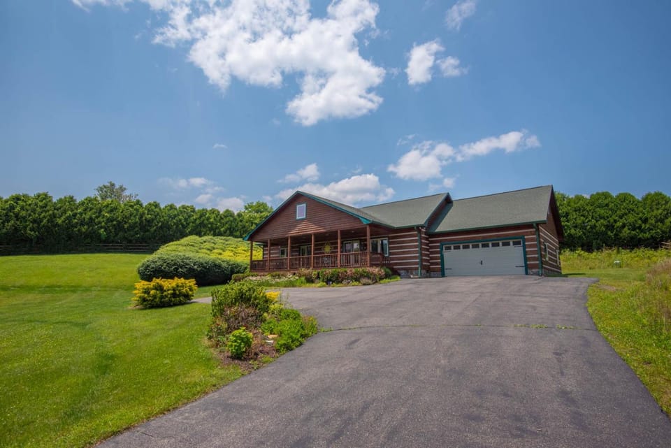 Mnt Views, Fire Pit, Hot Tub, Fishing Pond, Sleeps 6 House in Watauga