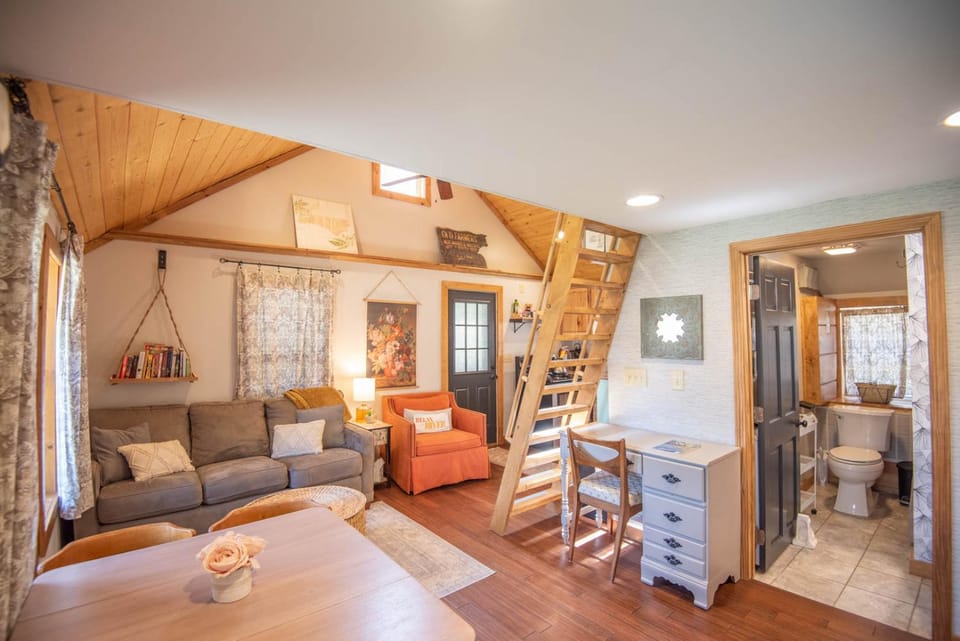 New River Views & Access - Hot Tub, Gazebo, Fire Pit, Next to Riverside Canoeing! House in North Carolina