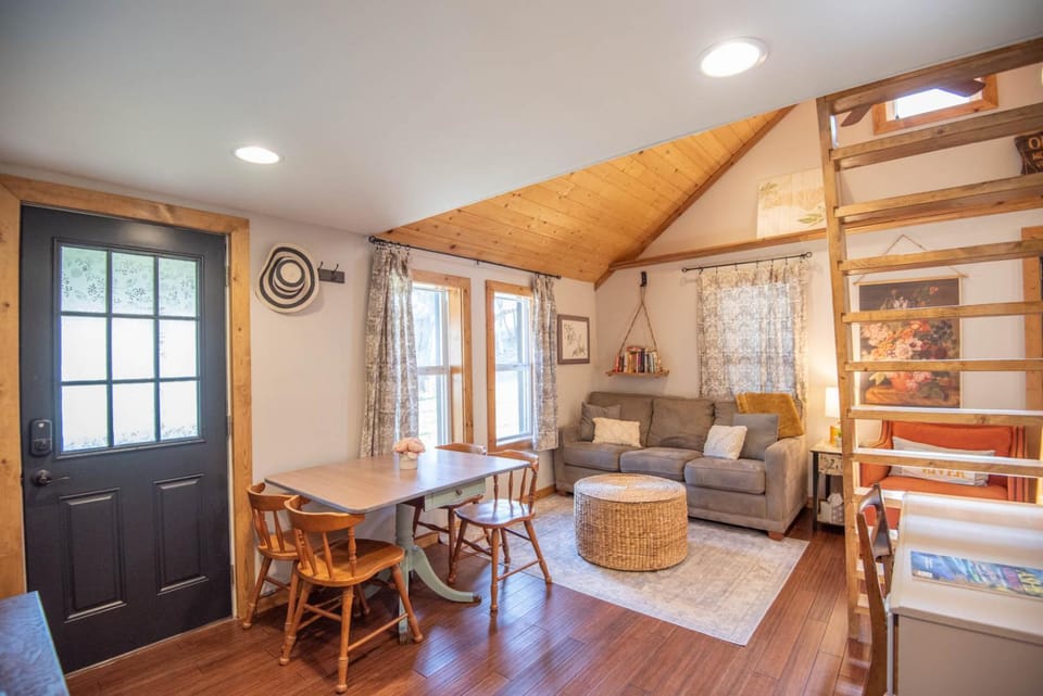 New River Views & Access - Hot Tub, Gazebo, Fire Pit, Next to Riverside Canoeing! House in North Carolina