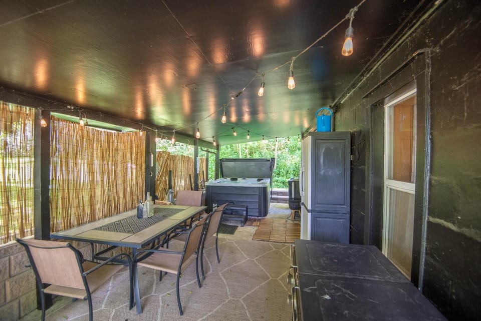 New River Views & Access - Hot Tub, Gazebo, Fire Pit, Next to Riverside Canoeing! House in North Carolina