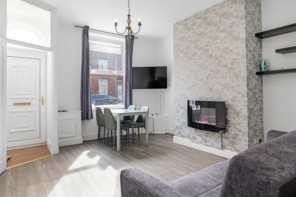 Communal lounge/ TV room, TV and multimedia, Living room, Seating area, Dining area, Evening entertainment, flat iron