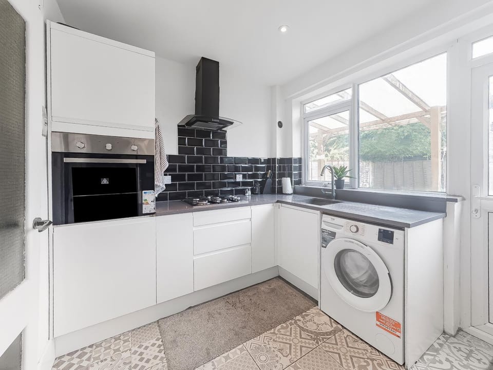 Kitchen or kitchenette, stove, washing machine