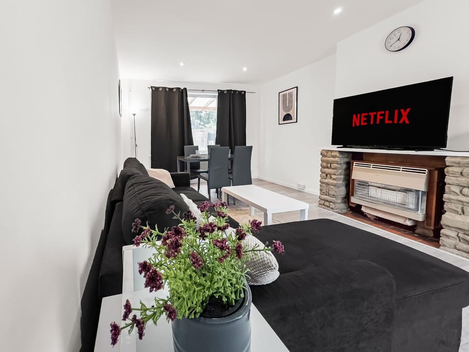 Communal lounge/ TV room, TV and multimedia, Living room, Seating area, Evening entertainment