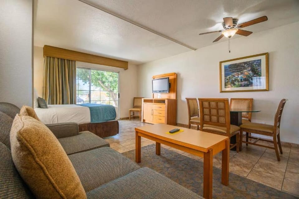 Desert Breezes Resort Studio Apartment with Resort Access Apartment in Indian Wells