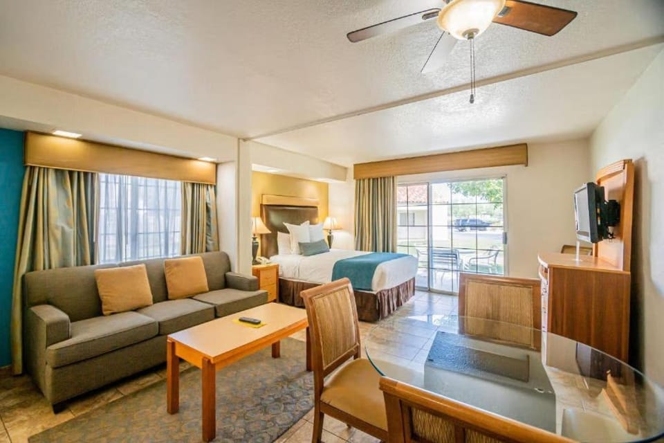 Desert Breezes Resort Studio Apartment with Resort Access Apartment in Indian Wells