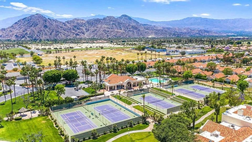 Desert Breezes Resort Studio Apartment with Resort Access Apartment in Indian Wells