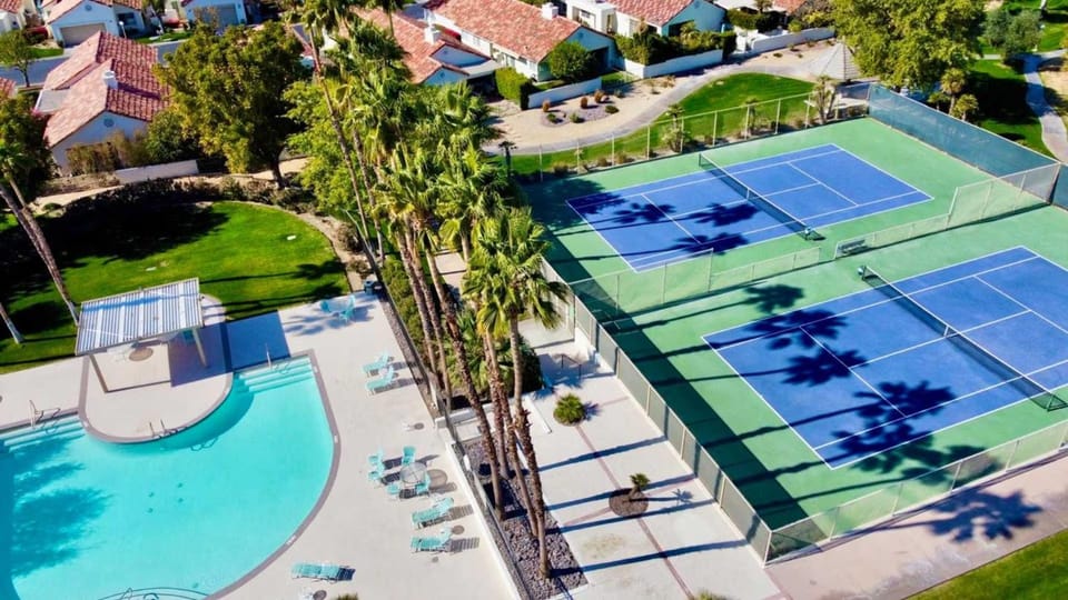 Desert Breezes Resort 2 Bedroom Apartment with Resort Access Apartment in Indian Wells