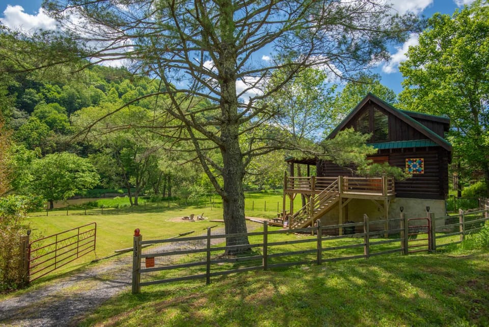 Cabin on the New River with Easy Steps to the River,Hot Tub, Fire Pit Cabin in Ashe County