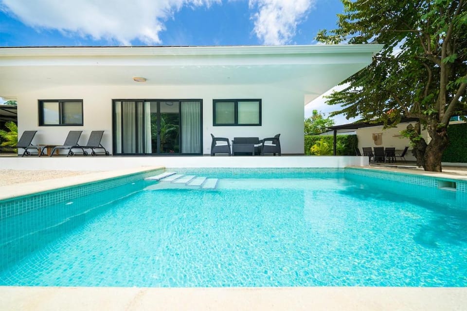 CasaBlanca with Pool, 5 min from the Ocean House in Guanacaste Province