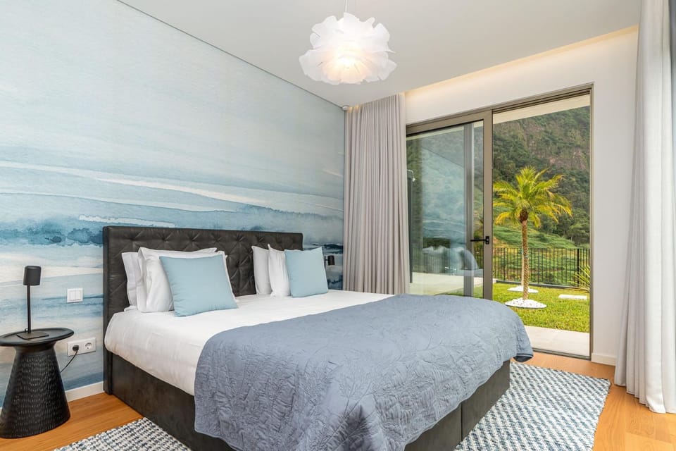 Bed, Natural landscape, Photo of the whole room, Bedroom