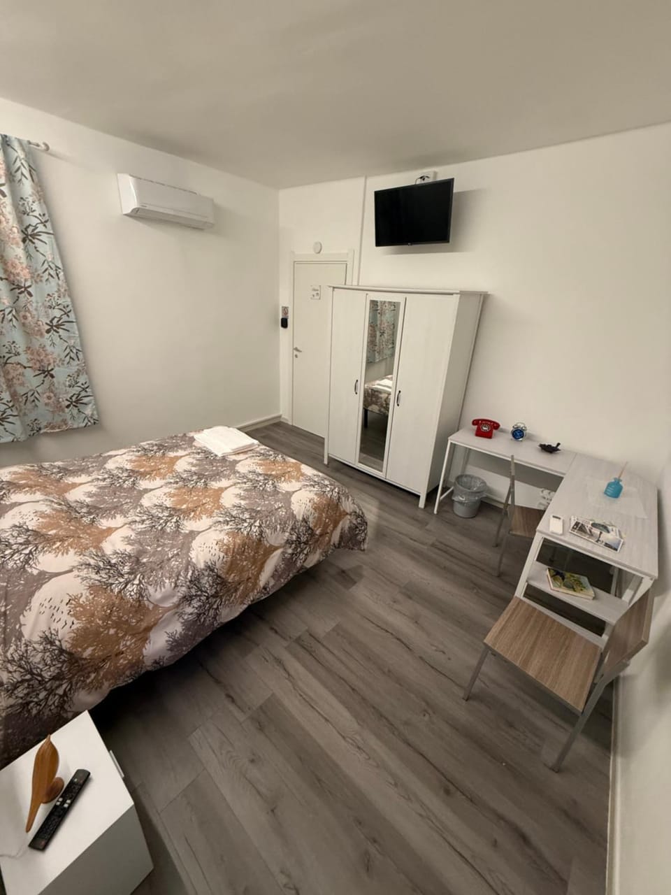 Bed, TV and multimedia, Photo of the whole room, Bedroom