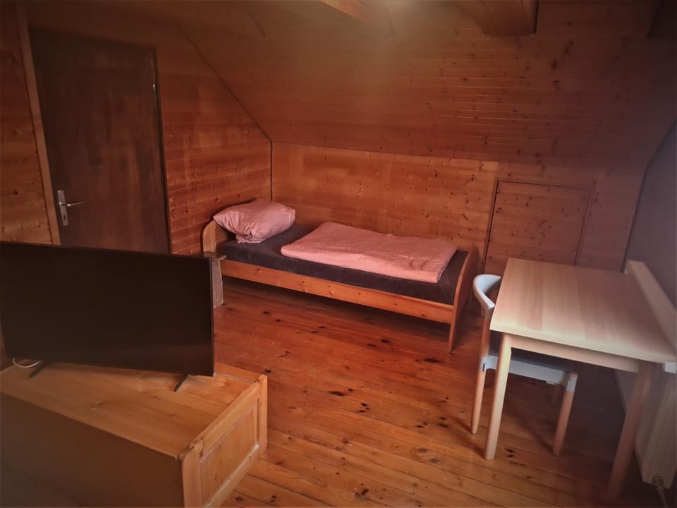 Bed, TV and multimedia, Photo of the whole room