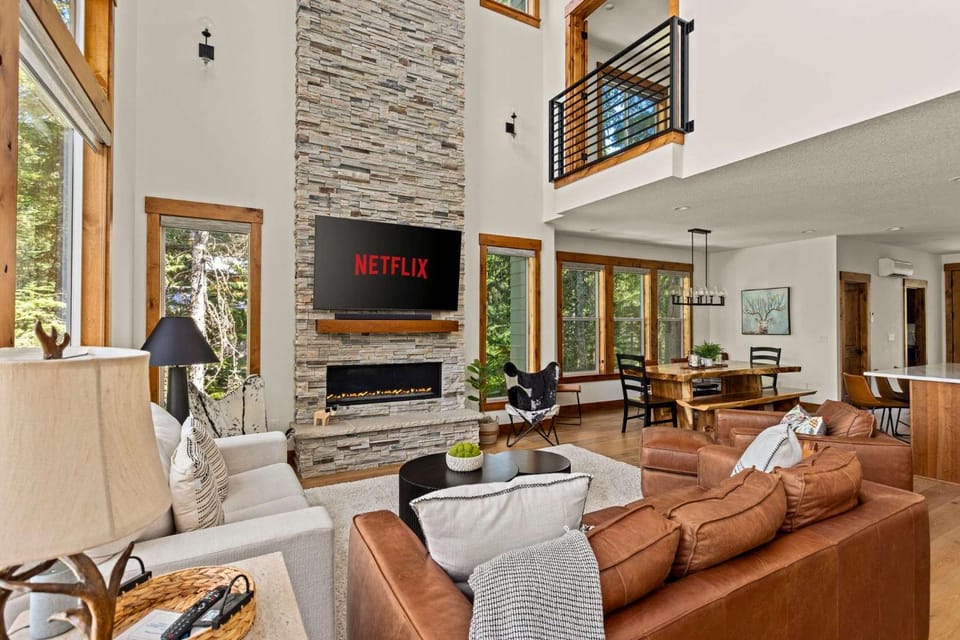 2 Homes Sleeps 22 Sauna Hot Tub Fire Pit House in Clackamas County