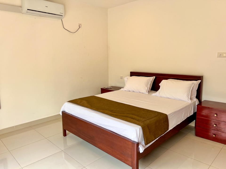 Bed, Photo of the whole room, Bedroom, air conditioner