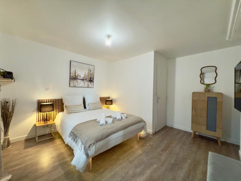 Bed, Photo of the whole room, Bedroom, wardrobe