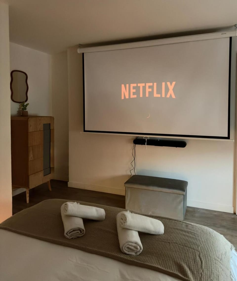 Bed, TV and multimedia, Photo of the whole room, Bedroom, towels