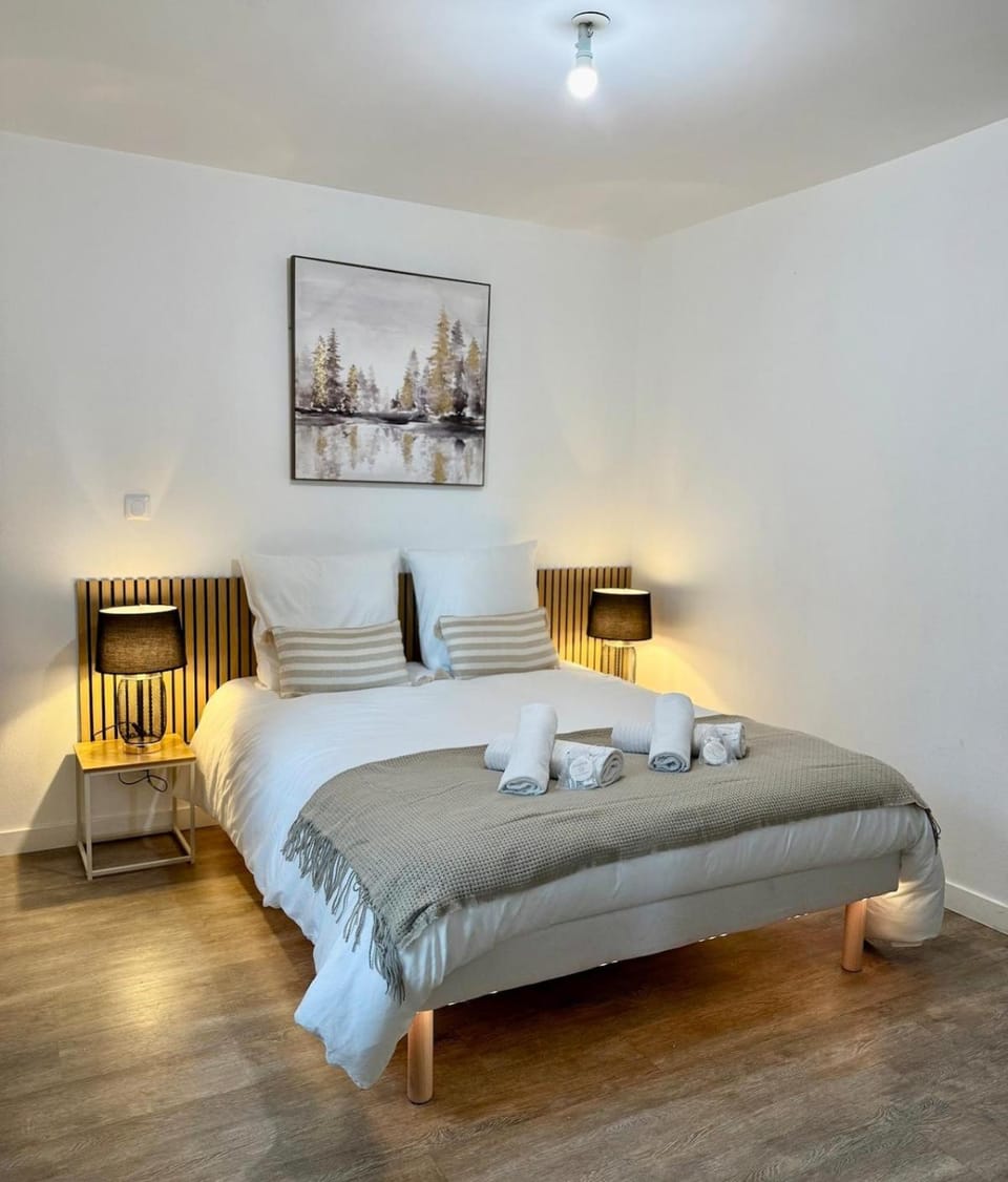 Bed, Photo of the whole room, Bedroom, towels